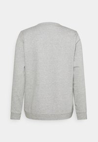 Sudadera de cuello redondo de manga larga gris claro mostrada desde la parte de atrás, con puños y dobladillo acanalados, tela lisa, sin logotipos ni diseños visibles.