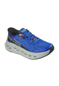 Zapatilla atlética azul con parte superior de malla, acentos negros, detalles naranjas y una suela gruesa y texturizada con secciones recortadas para ventilación.