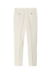 Pantalon ajusté couleur blanc cassé avec passants de ceinture et deux poches arrière ornées de boutons marron, vu de dos.