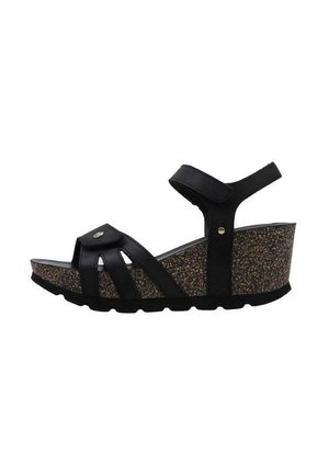 Sandalias negras de cuña con plataforma de textura de corcho, múltiples correas anchas, correa ajustable en el tobillo y un pequeño acento metálico decorativo.