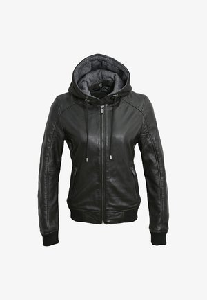 Chaqueta de cuero negro con cremallera frontal, bolsillos laterales con cremallera y capucha de tela gris oscuro adjunta con cordones.