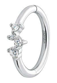 Anillo de plata con tres piedras preciosas transparentes engastadas en una banda suave, que muestra un acabado pulido y un diseño elegante con acentos de garra.