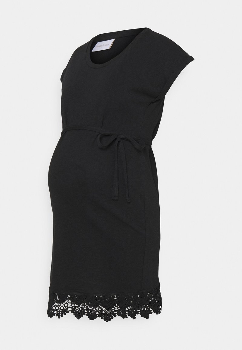 Robe de maternité noire à manches courtes, encolure ronde, ceinture à la taille et bordure en dentelle le long de l'ourlet.