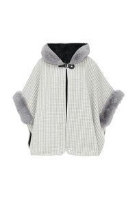 Poncho dengan pola houndstooth dalam kain abu-abu terang, dilengkapi dengan hood dan manset bulu sintetis abu-abu yang lembut, serta penutupan dengan satu kancing di leher.