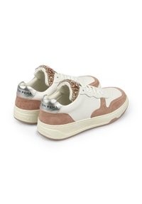 Sneaker bianchi e rosa con tomaia in pelle liscia, dettagli in suede e dettagli metallici sul tallone adornati con elementi decorativi.