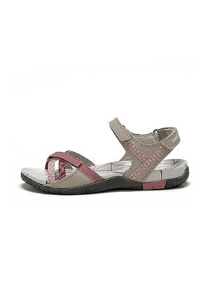 Sandalia deportiva beige y rosa con punta abierta, con correas ajustables y suela acolchada diseñada para comodidad y soporte al aire libre.