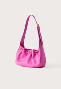 Ροζ δερμάτινη τσάντα χειρός με υφή, στρογγυλεμένο σχήμα και έναν ρυθμιζόμενο ιμάντα. Διαθέτει χρυσούς μεταλλικούς εξαρτήματα και κλείσιμο με κορδόνι.