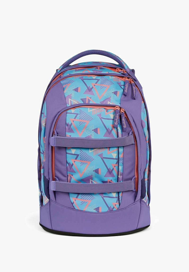 Lila Rucksack mit einem geometrischen blauen Muster, der mehrere Fächer, orangefarbene Reißverschlussakzente und verstellbare gepolsterte Träger aufweist.