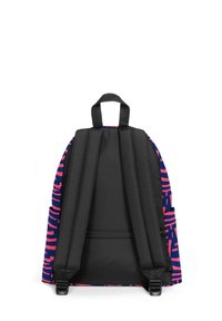 Mochila con un interior negro decorado con un patrón geométrico en rosa y azul oscuro, correas ajustables negras y un asa superior para llevar.