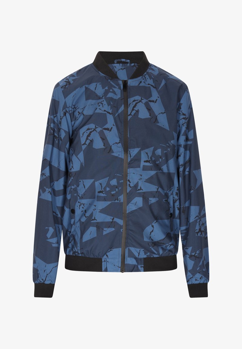 Blå bomberjakke med geometriske mønstre i varierende nuancer af blå, med en sort krave og ærmer, samt en frontlynlås.