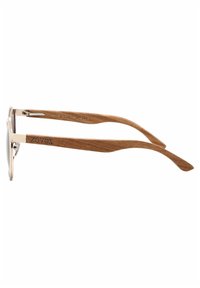Occhiali da sole con lenti rotonde, montatura in metallo dorato e bracci in legno marrone. Presentano incisioni sui bracci e lenti trasparenti.