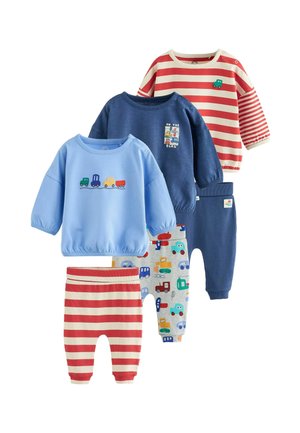 Tre set di vestiti per bambini con magliette a manica lunga e pantaloni coordinati; i disegni includono righe, veicoli colorati e testo "on the road".