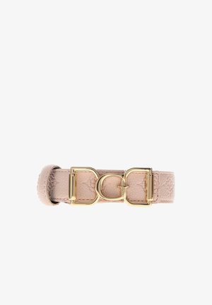 Ceinture en cuir texturé rose clair avec une boucle logo DG dorée et une boucle en cuir sur fond blanc.