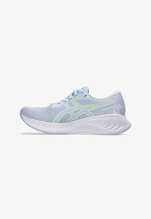 Chaussure de sport bleu clair avec tige en mesh, accents jaunes réfléchissants, semelle intermédiaire texturée et design épuré. Semelle en caoutchouc pour une meilleure adhérence.
