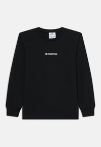 T-shirt noir à manches longues en coton, avec un col rond et un logo "CHAMPION" blanc centré sur la poitrine.