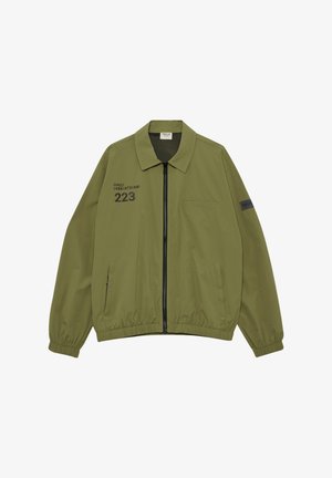 Kurtka na zamek w oliwkowym kolorze z kołnierzem, elastycznymi mankietami i dołem, przednimi kieszeniami oraz czarnym nadrukiem tekstu "HALO 198819721981 223" na lewej piersi.