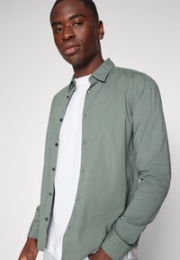 HUGO ERMO - Zakelijk overhemd - dark green