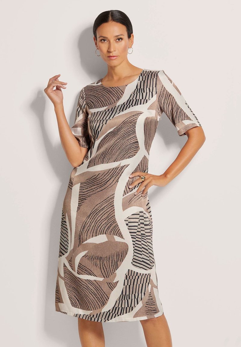 Braun gemustertes Kleid mit kurzen Ärmeln, das abstrakte Designs in Beige und Schwarz zeigt. Glatte Textur und knielanger Schnitt.