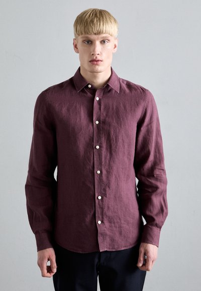 Bordeauxfarbens Langarmhemd aus Leinen mit einem Button-Down-Kragen, weißen Knöpfen und einem leicht strukturierten Stoff. Taillierte Passform.