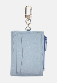 Portafoglio azzurro chiaro realizzato in materiale testurizzato, con zip e scomparti per carte; presenta una clip argentata per il fissaggio.