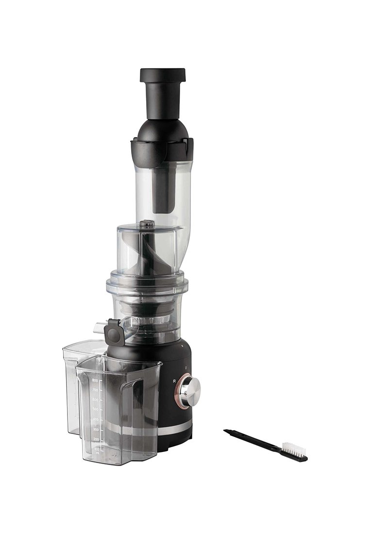 Černý a průhledný pomalý odšťavňovač se dvěma měřícími nádobami a čistícím kartáčem na bílém pozadí.