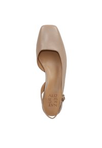 Beige leren slingback schoen met een vierkante neus, een gladde afwerking, zij-uitsnijding en een slank bandje met een kleine decoratieve gesp.