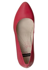 Pompe à talon aiguille rouge en cuir avec une finition lisse. L'intérieur présente un revêtement léger et un design graphique circulaire. Étiquette de marque visible à l'intérieur.