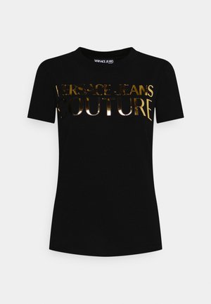 Zwart T-shirt met korte mouwen en een ronde hals, met glanzende gouden tekst "VERSACE JEANS COUTURE" op de borst.
