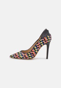 Chaussure à talons hauts présentant un motif tissé en noir, rose, jaune et bleu. Bout pointu et détails en cuir noir lisse à l'arrière.