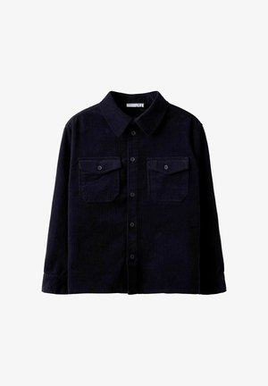 Donkerblauwe corduroy shirt met lange mouwen, een knopenlijst aan de voorkant en twee borstzakken met kleppen en knopen.