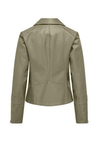 Giubbotto in pelle verde oliva con vestibilità su misura, colletto angolato e dettagli trapuntati sulle spalle. Presenta polsini con zip e tasche posteriori.