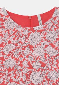 Rotes Blumenkleid mit einem hellrosa Blumenmuster, rundem Ausschnitt und einem Reißverschluss im Rücken, mit glatter Textur und weichem Stoff.