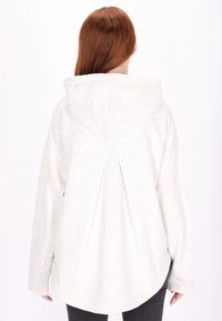 Lichtgrijze hoodie met lange mouwen, afgeronde zoom en een plooidetail op de rug. Zacht materiaal met een gladde textuur.
