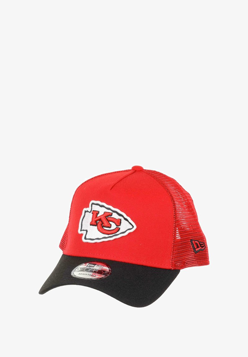 Rote und schwarze Trucker-Cap mit Mesh-Rückseite, versehen mit einem gestickten weißen und roten "KC"-Logo auf einem schildförmigen Patch.