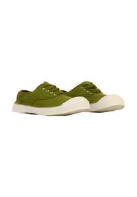 Sneakers verdi in tela con suole in gomma bianche, punta rotonda, cinque occhielli metallici e lacci per la regolazione. Design classico con dettagli minimi.