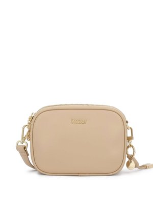 Beżowa skórzana torebka na ramię o prostokątnym kształcie, z złotym okuciem, zamkiem błyskawicznym oraz wytłoczonym logo na przodzie. Na pasku ozdobny łańcuszek.