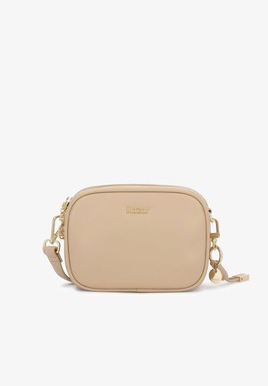 Bézs bőr keresztpántos táska téglalap alakú, aranyszínű fémrészekkel, cipzárral záródik, és a logó dombornyomott a táska elején. A pánton lánc díszítés található.