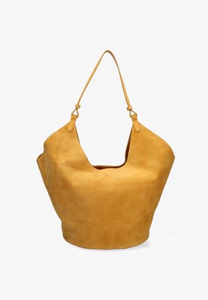 Sac fourre-tout en suede jaune moutarde avec une large ouverture, des bords supérieurs arrondis et une seule sangle. Texture douce avec une finition lisse.