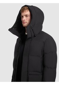 Giubbotto imbottito nero con un ampio cappuccio, dotato di zipper frontale, tasche laterali e una texture trapuntata per l'isolamento.