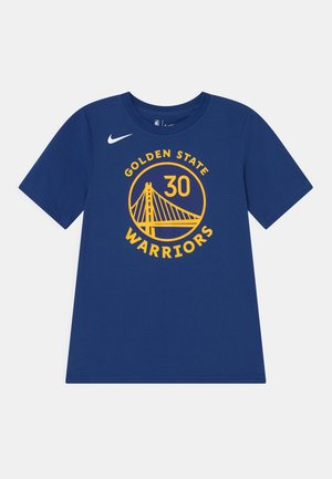 Tricou din bumbac albastru cu un grafic rotund având inscripția "GOLDEN STATE WARRIORS" și un design cu un pod de culoare galbenă. Logo-ul Nike este situat pe umărul stâng.