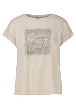 Beige t-shirt med korta ärmar och en avslappnad passform. Har en texturerad grafik med orden "QUIET SENSES" i vit konturskrift.