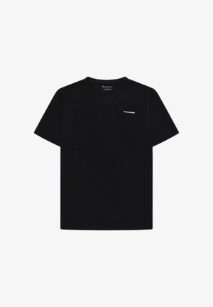 Zwart T-shirt met korte mouwen en ronde hals met kleine witte tekst "Knowledge" op de linkerbovenkant van de borst.