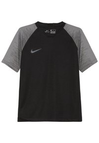 Camiseta deportiva negra Nike Dri-FIT con mangas cortas de patrón gris. Presenta un diseño de escote en V y un pequeño logo de Nike en color plata en el pecho.