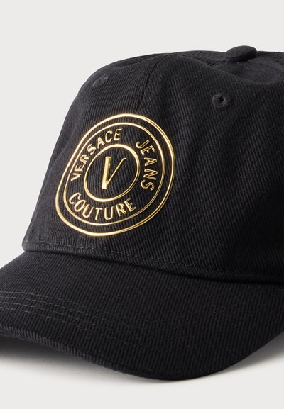 Черна велурена шапка с козирка с ембосирано в злато лого на Versace Jeans Couture отпред.