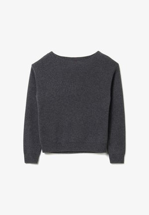 Pull en maille côtelée gris foncé avec des manches longues et un col rond, posé à plat sur un fond blanc.