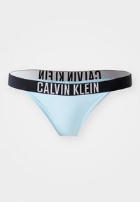 Světle modré spodní díly bikiny s černým elastickým páskem, na kterém je bílé písmo "CALVIN KLEIN". Hladká látka, design s minimálním pokrytím.