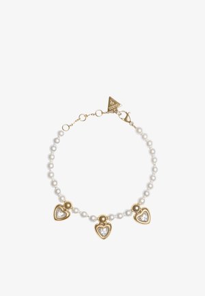 Armband mit weißen Perlen und drei goldenen herzförmigen Anhängern, die jeweils einen kleinen klaren Edelstein enthalten, mit einem Verschluss aus einer goldenen Kette.