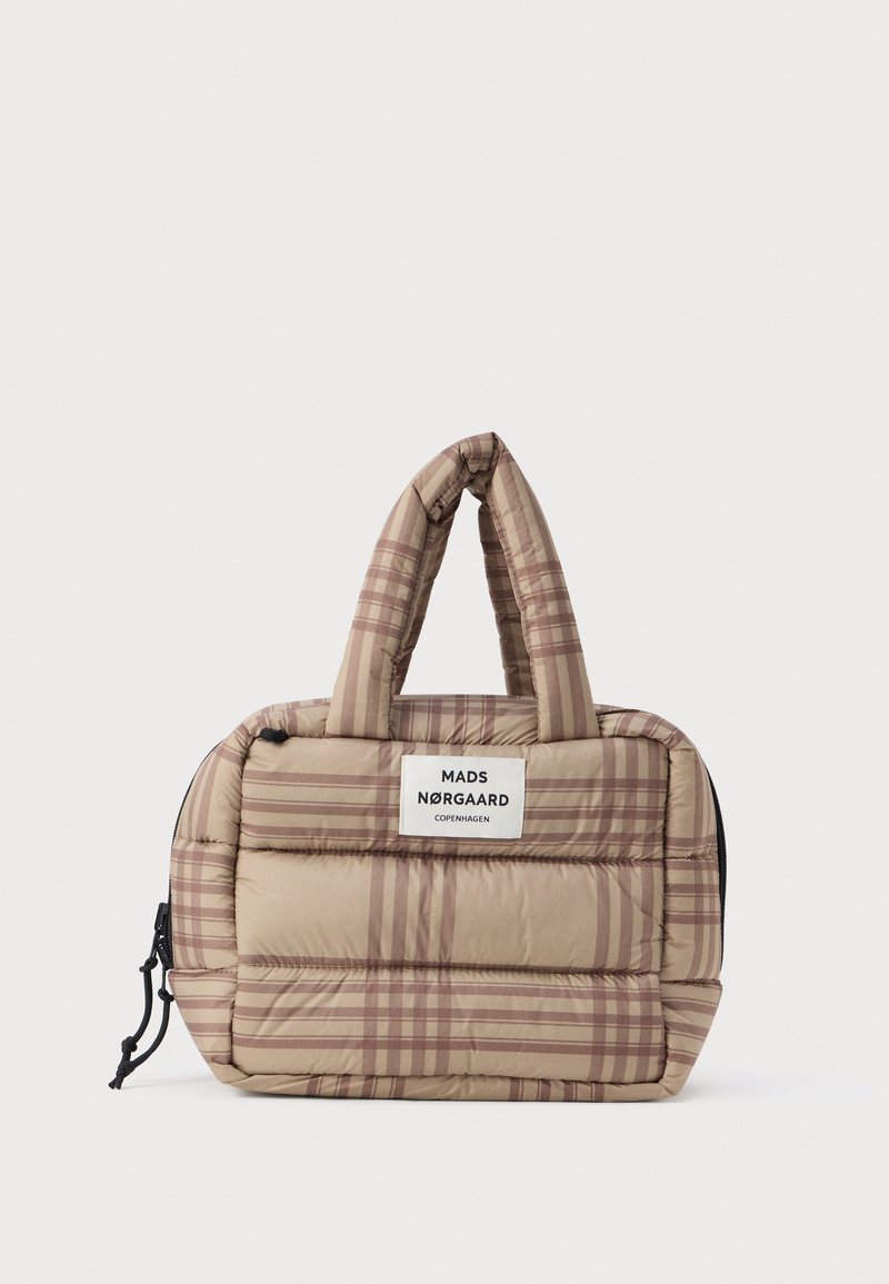 Sac fourre-tout rembourré en beige avec un motif à carreaux marron, doté de deux poignées et d'une fermeture éclair. L'étiquette de la marque affiche "MADS NØRGAARD COPENHAGUE."