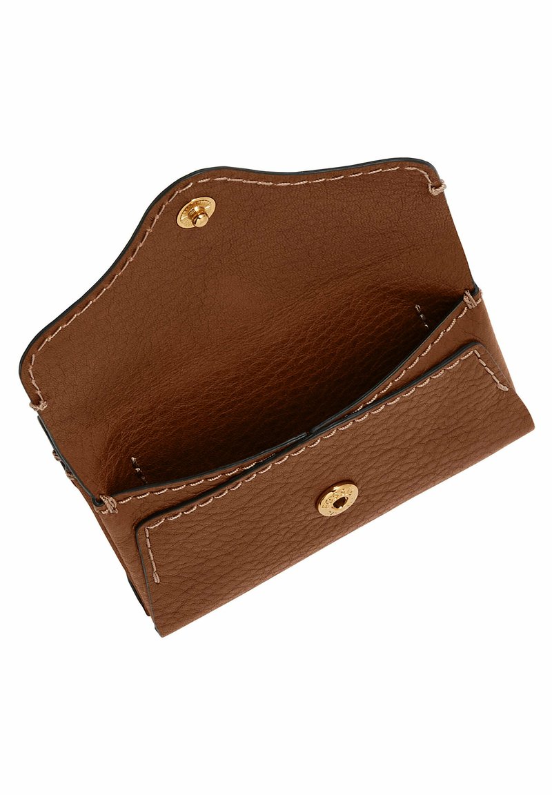 Bruine leren portemonnee met een textuurafwerking, gouden drukknoopsluiting en contrasterende stiksels. Het interieur heeft twee compartimenten voor kaarten.