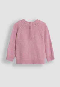 Maglione rosa lavorato a maglia con maniche lunghe, scollo a girocollo e chiusura a tre bottoni sulla schiena. Presenta una texture liscia e un design delle maniche a raglan.